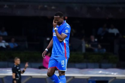 Michael Estrada recibió su segunda tarjeta roja del torneo, durante el partido ante América.