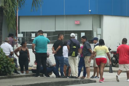 Familiares de los privados de libertad muertos fueron a retirar sus cuerpos a la morgue.