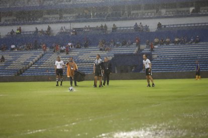 La cancha del estadio Capwell fue afectada por la lluvia.