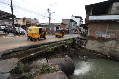 El señor estaba acompañado de su esposa cuando cayó a una zanja. Ella lo vio desaparecer entre el agua.