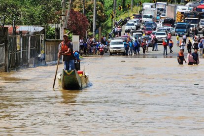 La vía E20 que conecta al cantón con Santo Domingo de los Tsáchilas está inundada.