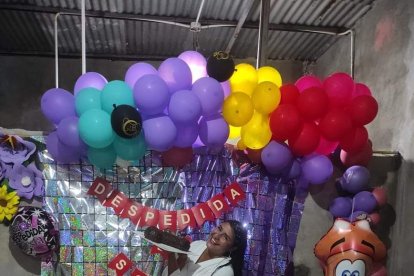 Kimberly Villegas Salazar durante su fiesta de despedida de soltera. Lucía feliz y radiante. Se celebró la tarde del viernes.