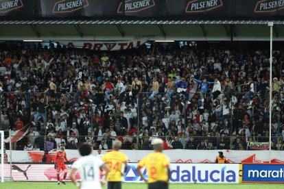 La mayoría de los incidentes durante el encuentro entre Liga de Quito y Barcelona se registraron en la general sur baja.