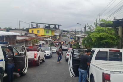 La Policía acordonó el área donde sujetos llegaron a una peluquería y repartieron bala desde afuera.