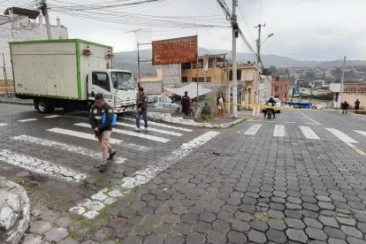 Los delincuentes dispararon por tres ocasiones a una pareja para asaltarlos en el sur de Ambato.