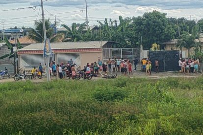 Vecinos alertaron a familiares de la fémina que llegaron a los pocos minutos y con lamentos y llanto complementaron el escenario del crimen.