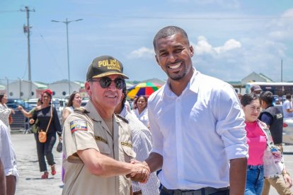 Buitrón junto al gobernador Erazo.
