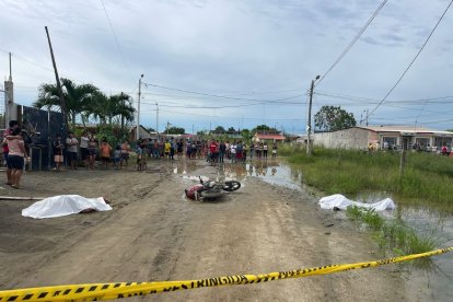En ambos costados de la carretera quedaron Jéssica Ramón y Kléber Sánchez Macas.