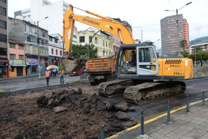 Ahora están abiertos 47 frentes de trabajo en toda la ciudad.  Varias vías están 
cerradas.