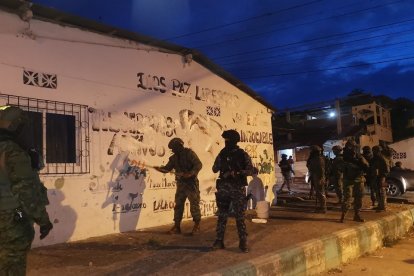 En las redadas contra las bandas, agentes de las Fuerzas Armadas han borrado unos  dibujos representativos en supuestas zonas.
