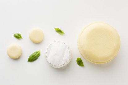 Una barra de champú de 100 gramos rinde por lo menos 80 lavadas, un equivalente a 3 frascos de los convencionales.