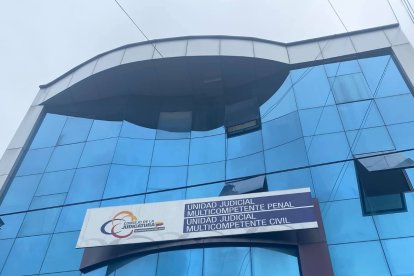 El juez fue suspendido por la liberación de un presunto delincuente.