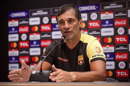 Fabián Bustos entrenador de Barcelona viene dirigiendo Copa Libertadores como DT desde el 2020.