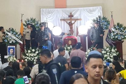 La noche del martes, antes de llevarlo a Santo Domingo para sepultarlo, le realizaron  homenaje.