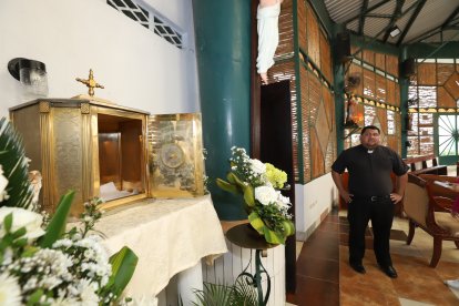 El sacerdote César Chiriboga mostró la urna de donde sacaron el Santísimo y las hostias.