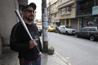 Henry Jaramillo compró el bate en un centro  comercial para proteger su local.