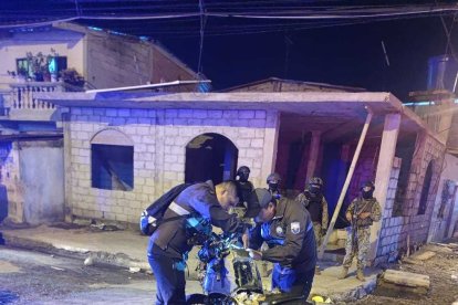 Lanzaron objetos a los uniformados y arrebataron una moto para incendiarla.