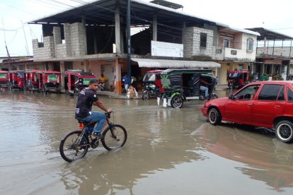 Calles de la parroquia El laurel están inundadas.