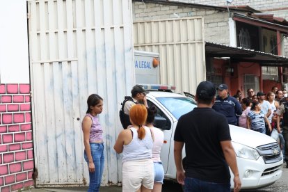Familiares de la víctima llegaron hasta el lugar donde ocurrió el crimen.