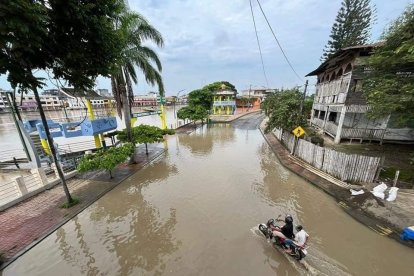 El agua entró por el malecón e inundó las principales calles de París Chiquito.