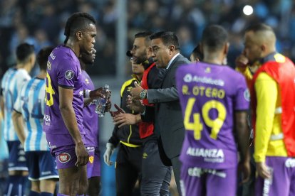 El director técnico de Aucas César Farías (c) habla con los jugadores de Aucas en un partido de la fase de grupos de la Copa Libertadores entre Racing y Aucas en el estadio Presidente Perón.