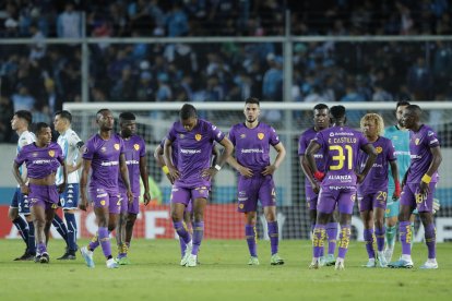 Los jugadores del Aucas salieron tristes tras caer en los últimos minutos ante Racing en juego de la Copa Libertadores.