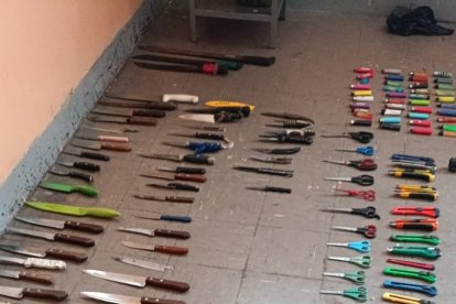 Lo que mas decomisaron los militares fueron cuchillos y pipas de marihuana.