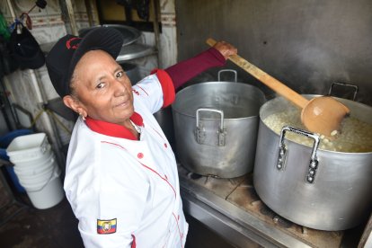 La comerciante compra productos frescos a mayoristas, eso le permite despachar mejor sus platos.