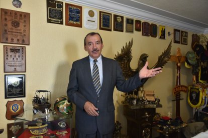 El oficial recibió a EXTRA en su casa, donde lucen recuerdos de su vida militar.