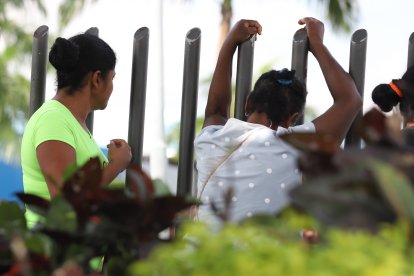 Familiares del menor lloraban su deceso afuera de la morgue porteña.