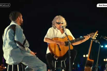 Bad Bunny cantó junto a José Feliciano en Coachella.