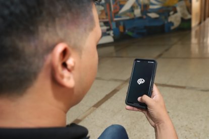 La herramienta Chat GPT, desarrollada por Open AI, emite respuestas luego de que el usuario introduzca lo que necesita conocer. La IA busca entre sus datos y ofrece al  usuario lo que considera como respuesta.