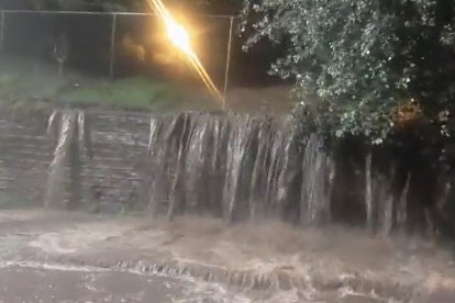 La Agencia Metropolitana de Tránsito mostró en sus redes sociales una especie de cascada formada en el sitio.