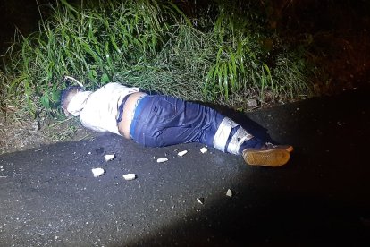 El cuerpo fue encontrado en un sector desolado. Tenía atadas las manos y piernas.