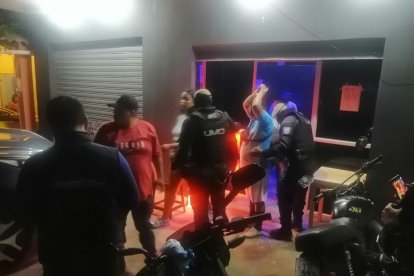 Agentes de la policía realizaron un operativo para ubicar a los atacantes.