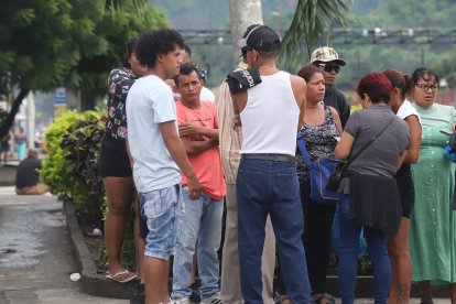 Familiares de Jackson Saltos llegaron a la morgue para retirar su cadáver.