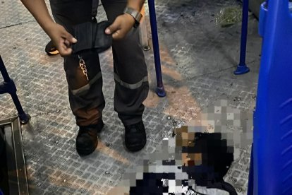 La víctima presentaba heridas de bala en el abdomen y la espalda.