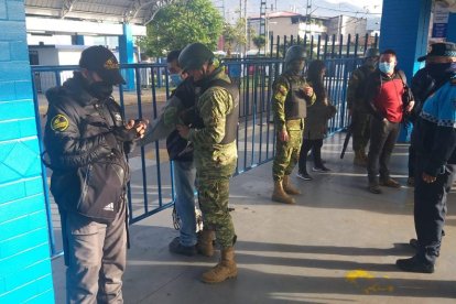 Miembros de las Fuerzas Armadas requisaron a varios usuarios que se pusieron nerviosos.