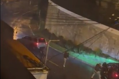 Los tipos, luego de disparar al vehículo, fueron a robarle al conductor.