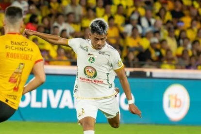 El atacante argentino Enzo Fernández (d) habría sido separado de Mushuc Runa, por indisciplina.