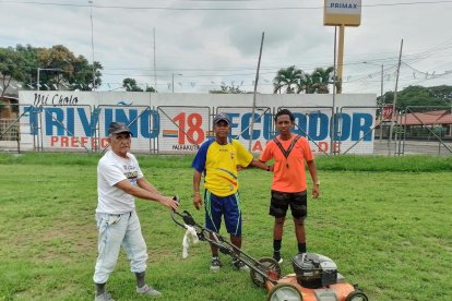 Polanco sido jugador, árbitro, dirigente. Se encarga desde cortar el césped hasta hacer los cambios en la liga Félix calle, al sur de Guayaquil.
