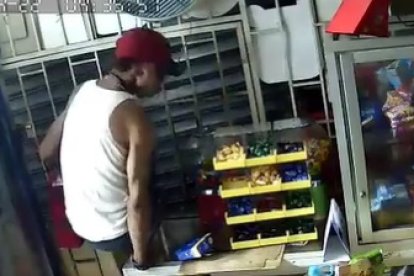 El joven ladrón fue captado. Ciudadanos del sector de Mucho Lote 1 están preocupados por la inseguridad.