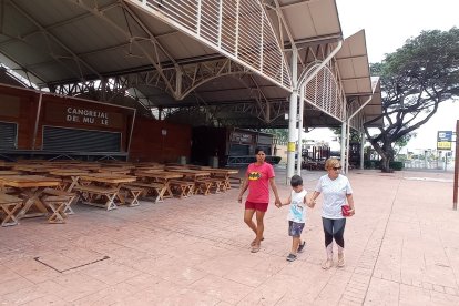Una familia acorta camino para llegar a la 9 de Octubre, desde la calle Aguirre. Pasa por los locales cerrados.