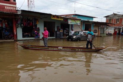 En el centro de la parroquia Junquillal de Salitre se anda en canoas. De esta forma los habitantes tratan de resistir al invierno.