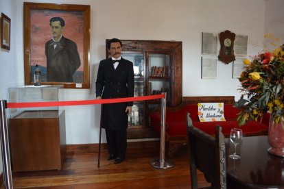 Dentro de la casona se pueden observar todo lo relacionado a la vida del escritor Juan Montalvo.