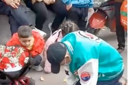 Este hombre en China rogó por un amor no correspondido.