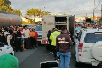 El cuerpo del policía fue trasladado hasta la morgue por personal de Medicina Legal.