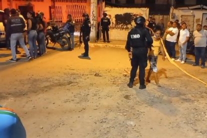 Agentes acudieron hasta la vivienda a la que fue llevado uno de los baleados.