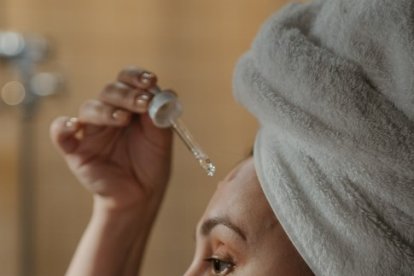 Una buena hidratación con productos que contengan ceramidas, vitaminas y ácido hialurónico te mantendrá libre de manchas y de arrugas.