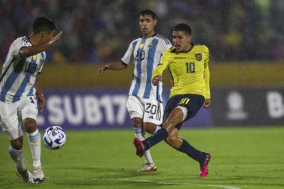 Kendry Paéz (d) fue una de las figuras que tuvo Ecuador, en el Sudamericano sub-17.